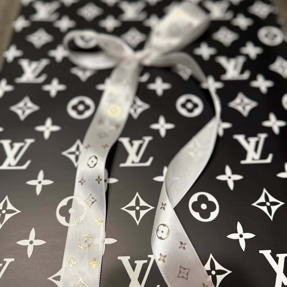Luxury Floral Wrapping Set – 20 Gold Print Sheets + 5 Yards Ribbon”